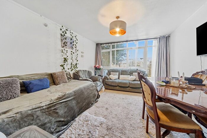 2 Bedroom Detached House For Sale In Glanville Road, Brixton, London, SW2