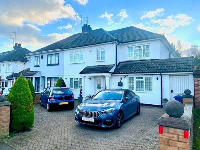 Studio To Rent In Chestnut Drive, Harrow, HA3