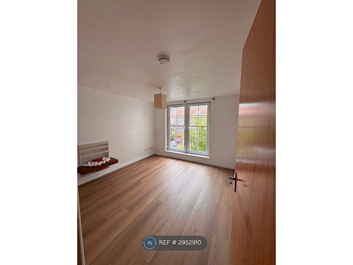 2 Bedroom Flat To Rent In Giles St, Edinburgh, EH6