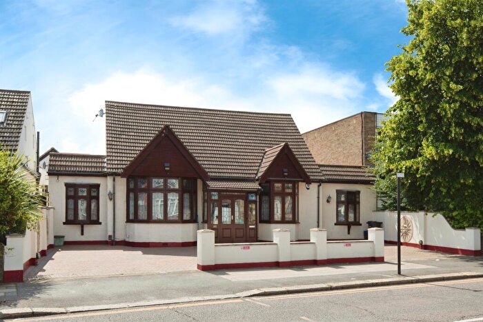 6 Bedroom Bungalow For Sale In Goodmayes Lane, Ilford, IG3