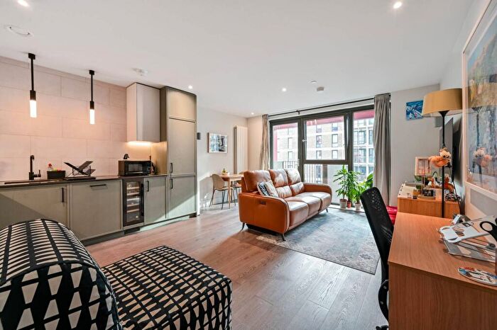 1 Bedroom Flat To Rent In Windsor Square, Woolwich, London, SE18