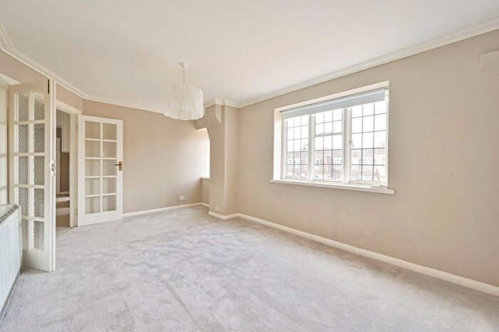 1 Bedroom Flat To Rent In Highlands Heath, Putney, London, SW15
