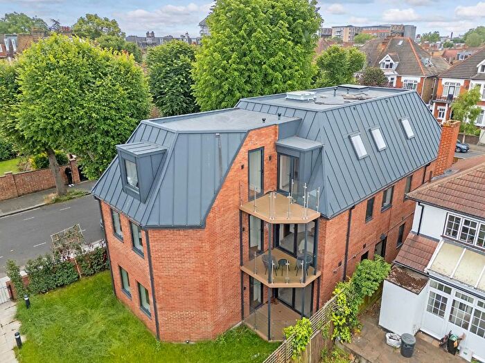 2 Bedroom Flat To Rent In Aldbourne Road, Shepherd's Bush, W12