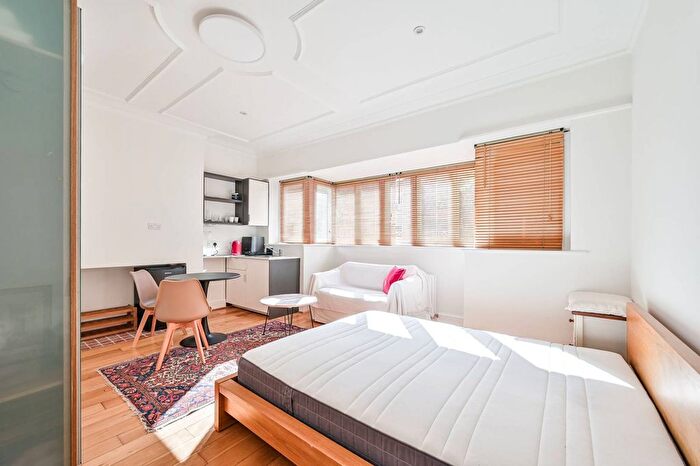 Studio To Rent In Ravenscorft, Golders Green, London, NW11