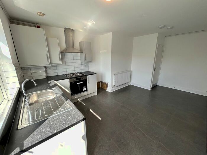 2 Bedroom Flat To Rent In B Rochester Road, Gravesend, Kent, DA12