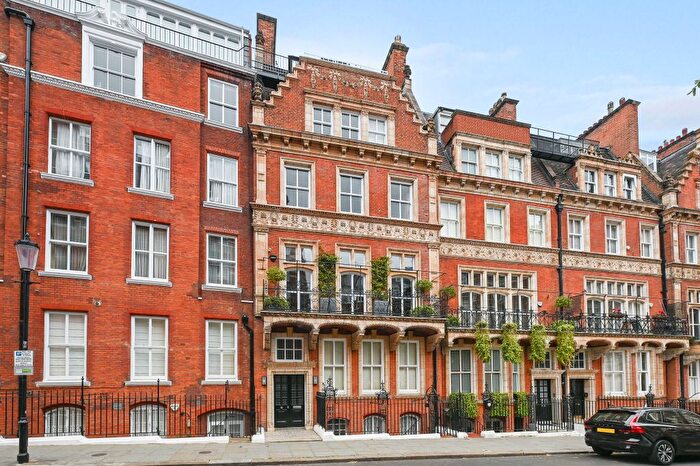 Studio To Rent In Kensington Court, London, W8