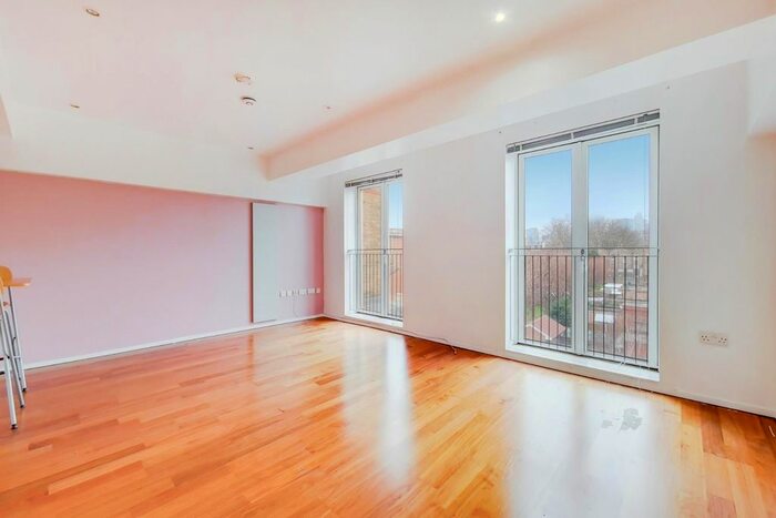 Studio To Rent In Clark Street, London E1