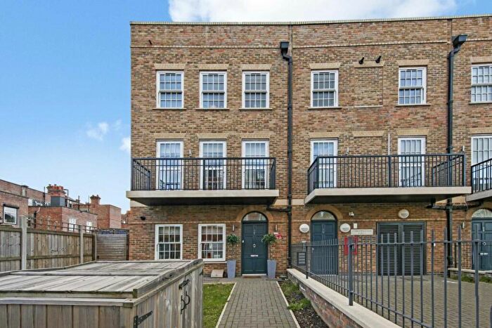 3 Bedroom Flat To Rent In St. Agnes Place, Kennington, SE11