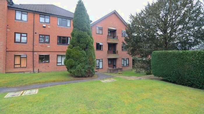 2 Bedroom Apartment To Rent In Chudleigh Court, GU14