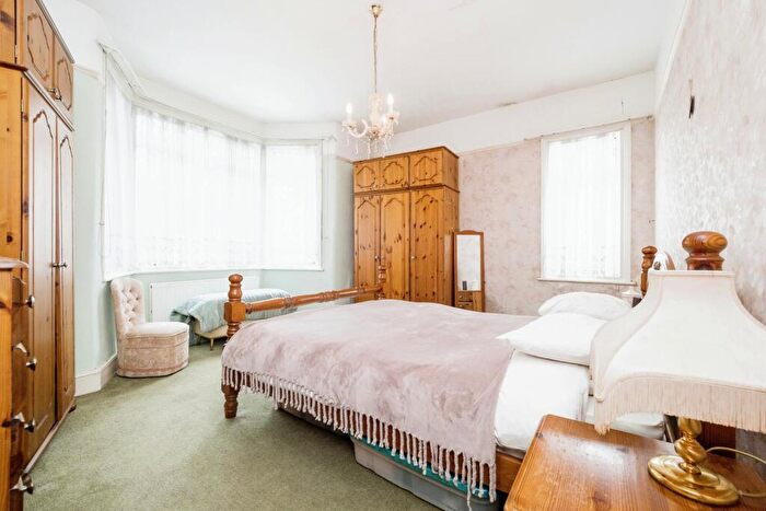 6 Bedroom Bungalow For Sale In Mavis Grove, Hornchurch, Essex, RM12