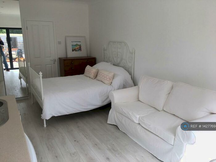Studio To Rent In Dolphin Road, Slough, SL1