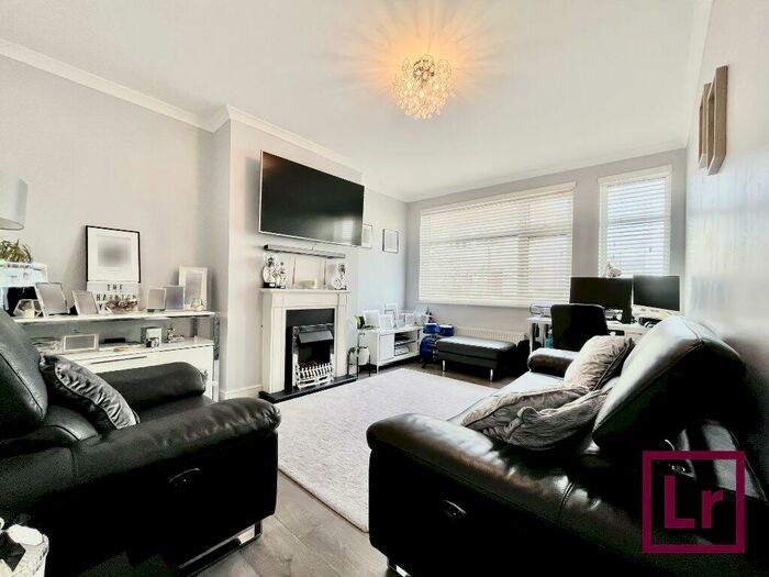 2 Bedroom Maisonette To Rent In Windsor Close, Northwood, Middlesex, HA6