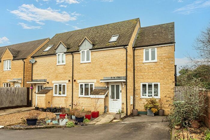 3 Bedroom Semi-Detached House For Sale In Chandler Mews, Carterton, Oxfordshire, OX18