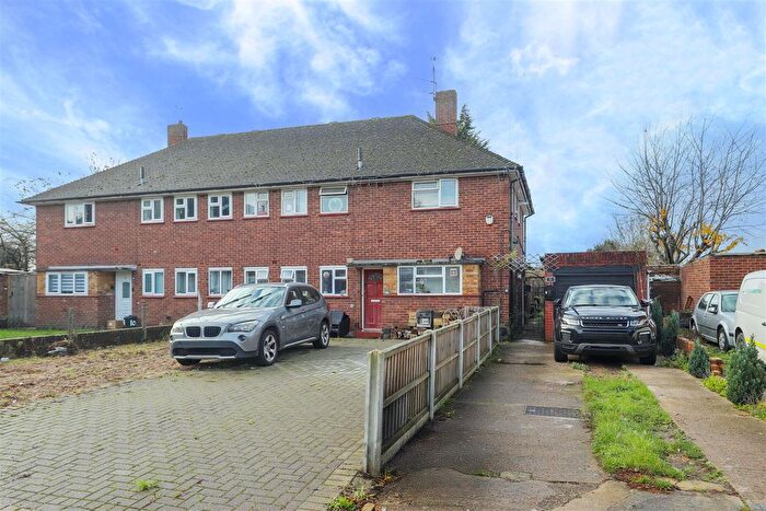2 Bedroom Maisonette For Sale In Heather Close, Hillingdon, UB8