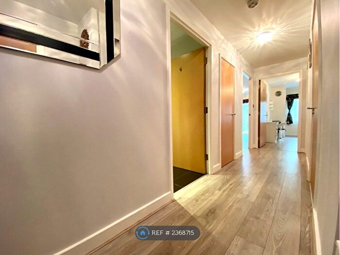 2 Bedroom Flat To Rent In Bole Court, Enfield, EN2