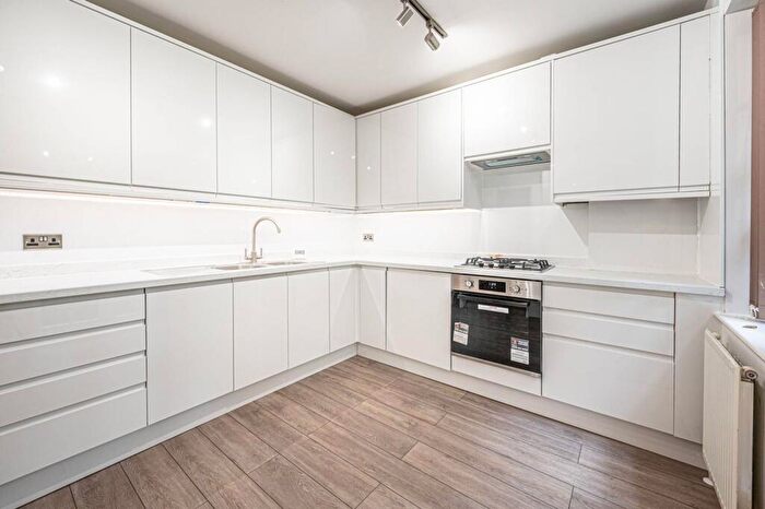 2 Bedroom Flat To Rent In Corringway, Hampstead Garden Suburb, London, NW11
