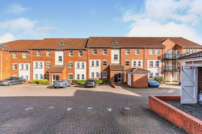 2 Bedroom Flat To Rent In Mary Court, Chatham, Kent, ME4