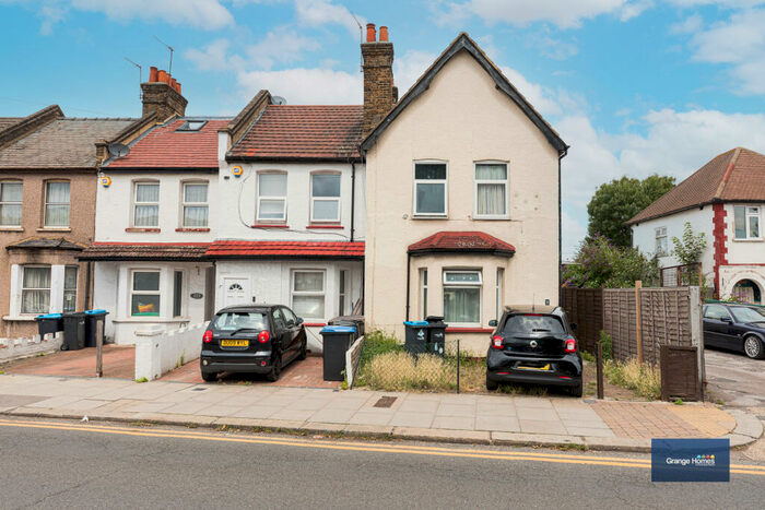 3 Bedroom End Of Terrace House For Sale In Lincoln Road, London, EN1
