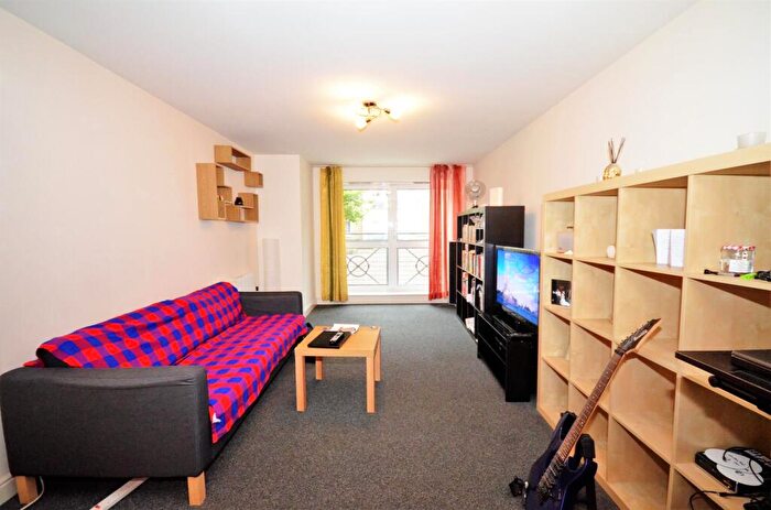 2 Bedroom Flat To Rent In Adler Court, Cline Road, London, N11