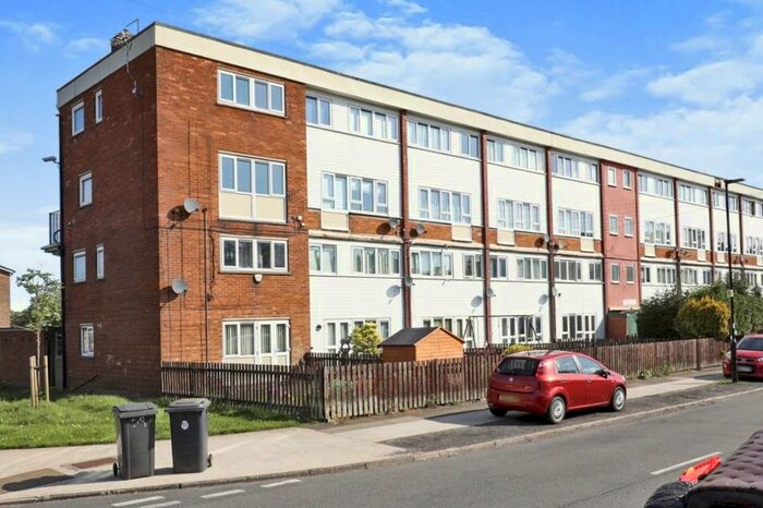 3 Bedroom Maisonette For Sale In Jaunty Avenue, Sheffield, S12