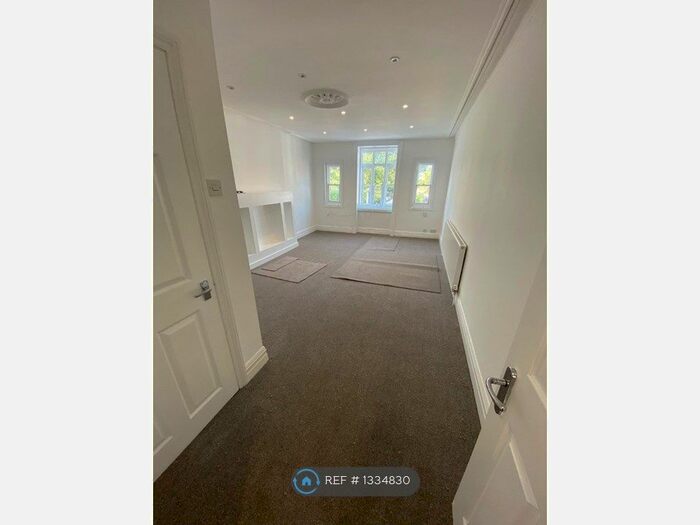 2 Bedroom Flat To Rent In East Street, Wimborne, BH21