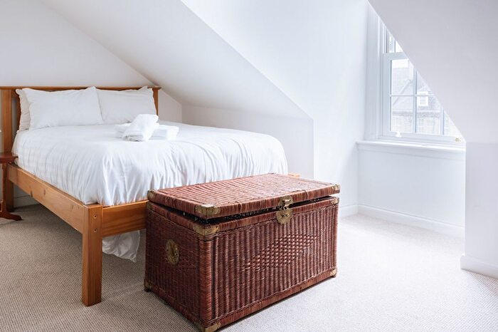 2 Bedroom Flat To Rent In Union Place, Edinburgh, EH1