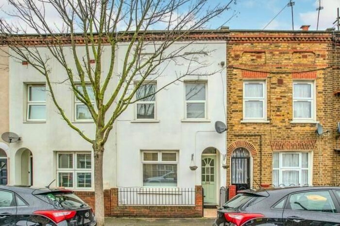 2 Bedroom Property To Rent In Garfield Road, London, E13