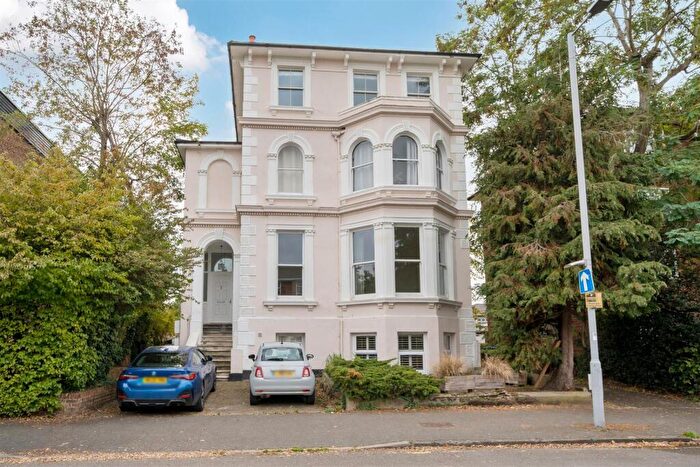 1 Bedroom Apartment For Sale In Uxbridge Road, Kingston Upon Thames, KT1