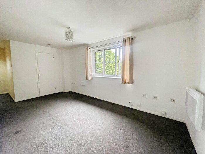 Flat To Rent In Falcon Avenue, Grays, RM17