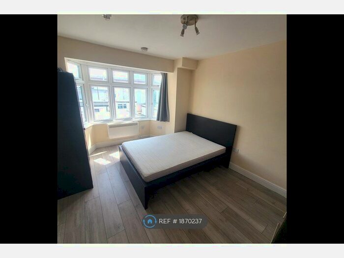 Studio To Rent In Bideford Avenue, Perivale, Greenford, UB6