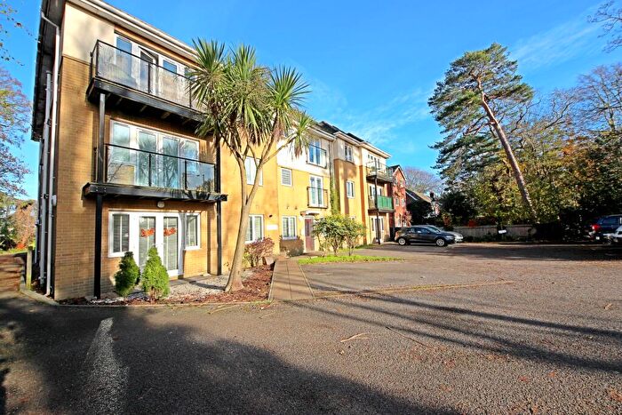 2 Bedroom Apartment For Sale In Flat Kingsholme, Bournemouth, BH8