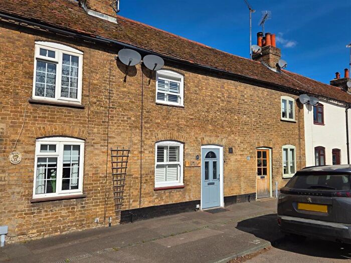 2 Bedroom Cottage For Sale In Cambridge Road, Wadesmill, Herts, SG12
