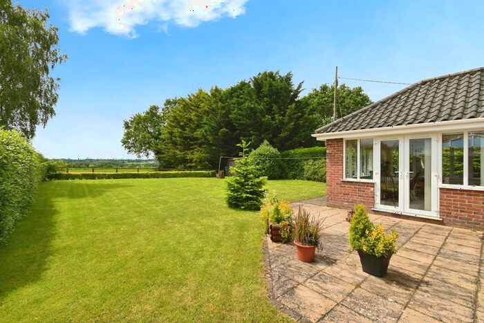 3 Bedroom Bungalow For Sale In High Road, Roydon, Diss, IP22