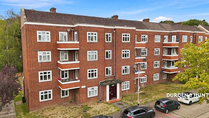 3 Bedroom Apartment For Sale In Bradwell Close, South Woodford, E18
