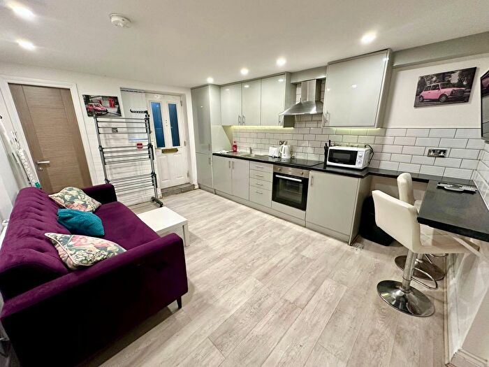 1 Bedroom Flat To Rent In Grange Avenue, Chapeltown, LS7