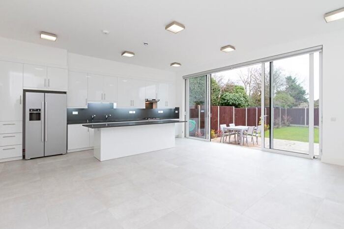 3 Bedroom Flat To Rent In Very Near The Common Area, Ealing, W5