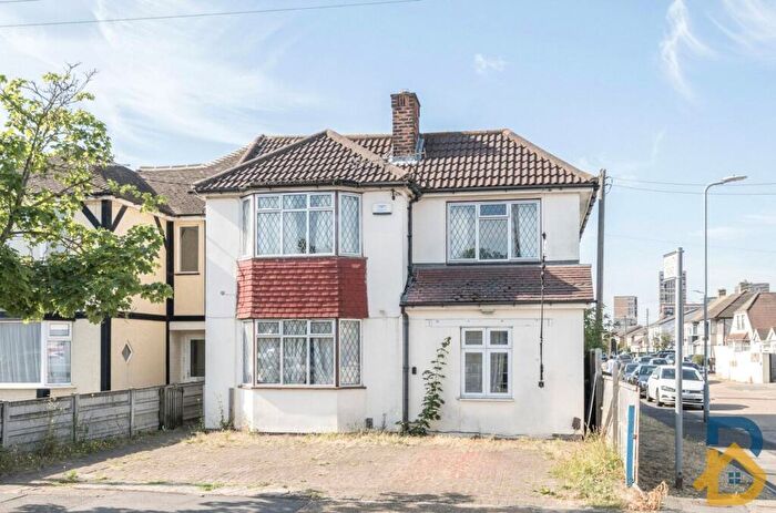 5 Bedroom Semi Detached House For Sale In Frederick Road, Rainham, RM13