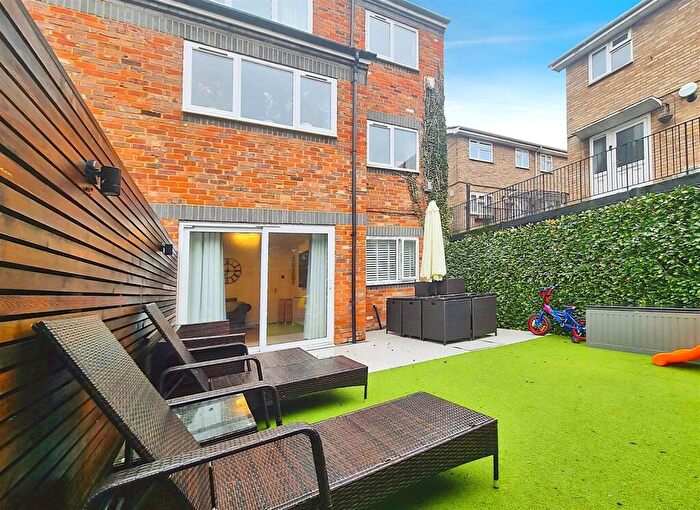 2 Bedroom Flat For Sale In St Marys Court, Old Town, Hemel Hempstead, HP2