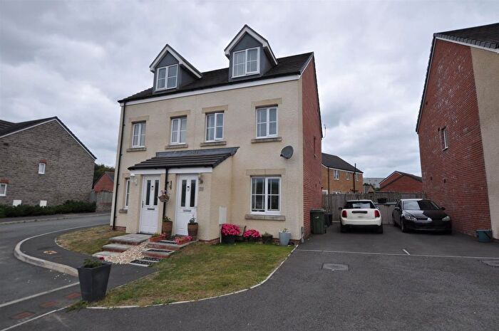 3 Bedroom Semi-Detached House For Sale In Maes Elen, Carmarthen, SA31