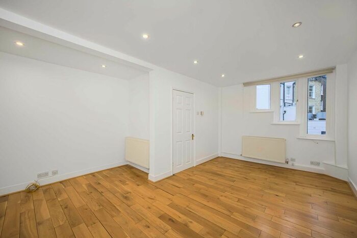 3 Bedroom Maisonette To Rent In Dove Mews, South Kensington, SW5