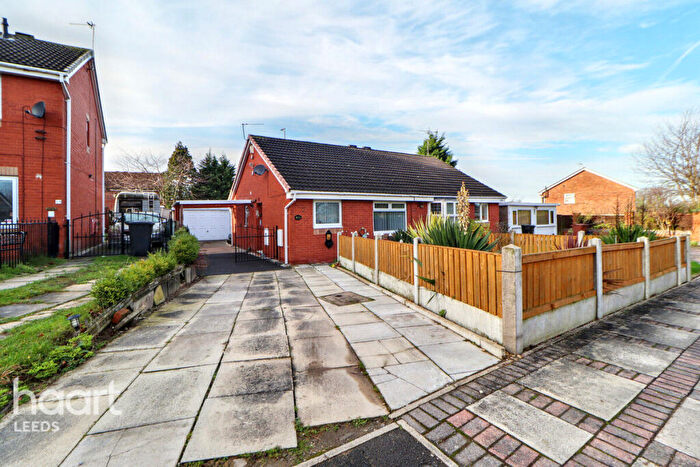 2 Bedroom Semi-Detached House For Sale In Hopes Farm Mount, Leeds, LS10