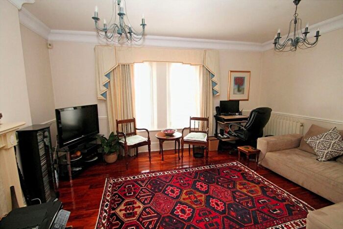3 Bedroom Flat To Rent In West Hill, Harrow, HA2