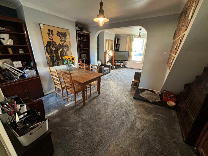 3 Bedroom Terraced House For Sale In Parliament Street, Chippenham, SN14