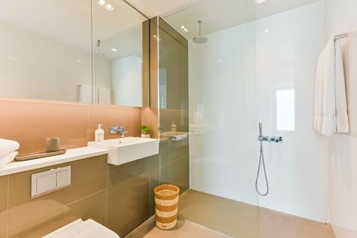 1 Bedroom Apartment To Rent In Newfoundland Place, London, E14