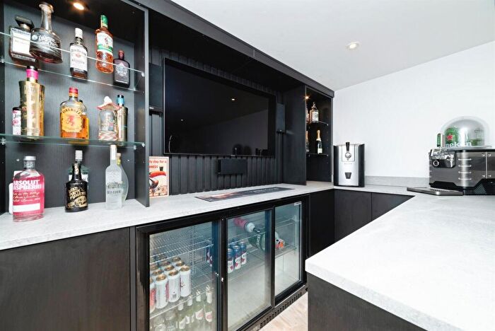 3 Bedroom Semi-Detached House For Sale In Hall Road, Hull, HU6