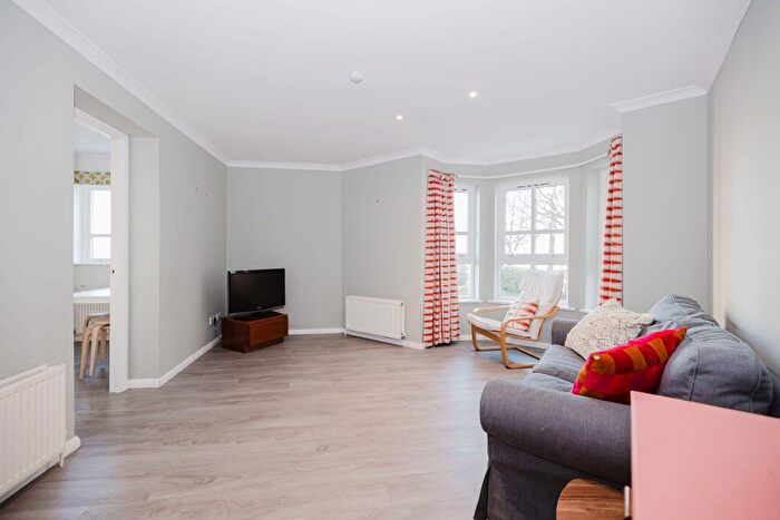 3 Bedroom Flat To Rent In L – McDonald Road, Edinburgh, EH7