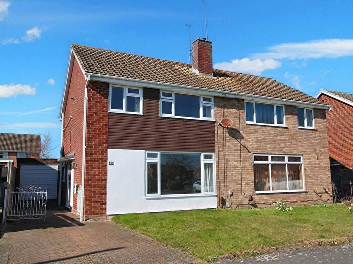 3 Bedroom Semi-Detached House To Rent In Aplin Road, Bedgrove Aylesbury, HP21