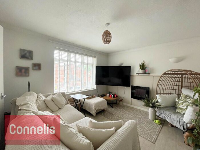 1 Bedroom Flat To Rent In Hazelhurst Crescent, Horsham, RH12