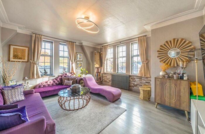 3 Bedroom Flat To Rent In Finchley Road, London, NW3