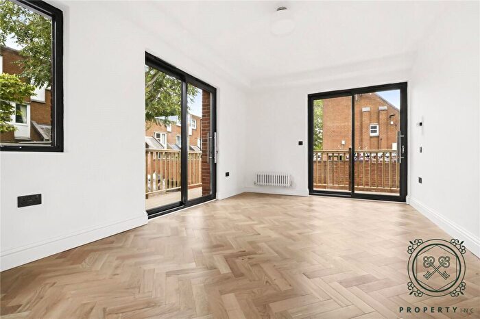 2 Bedroom Apartment For Sale In Roman Way, London, N7